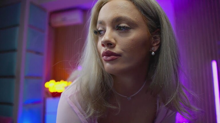 SabrinaJadeX's Streamate show and profile